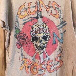 Guns & Roses Samurai Skull T Shirt. Tan with graphic. Officially licensed item
